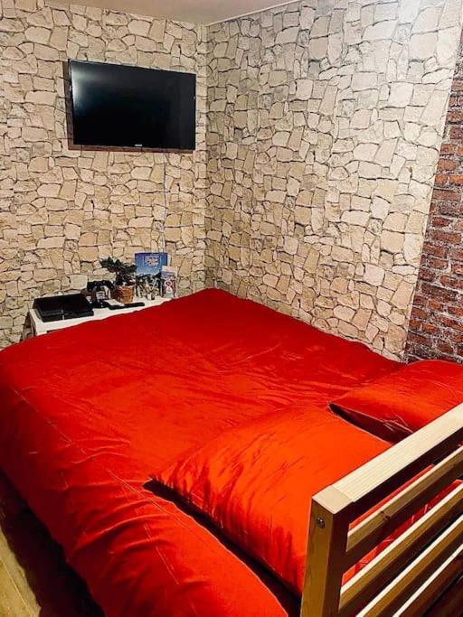 La Chambre Des Secrets Perougien Perouges Bagian luar foto