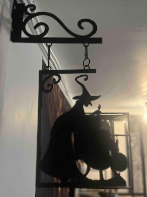 La Chambre Des Secrets Perougien Perouges Bagian luar foto